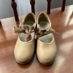 Tan to shoes toddler size 9.5 capezio